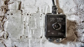 壁スイッチの配線電気工事と工事不要の照明利用方法について